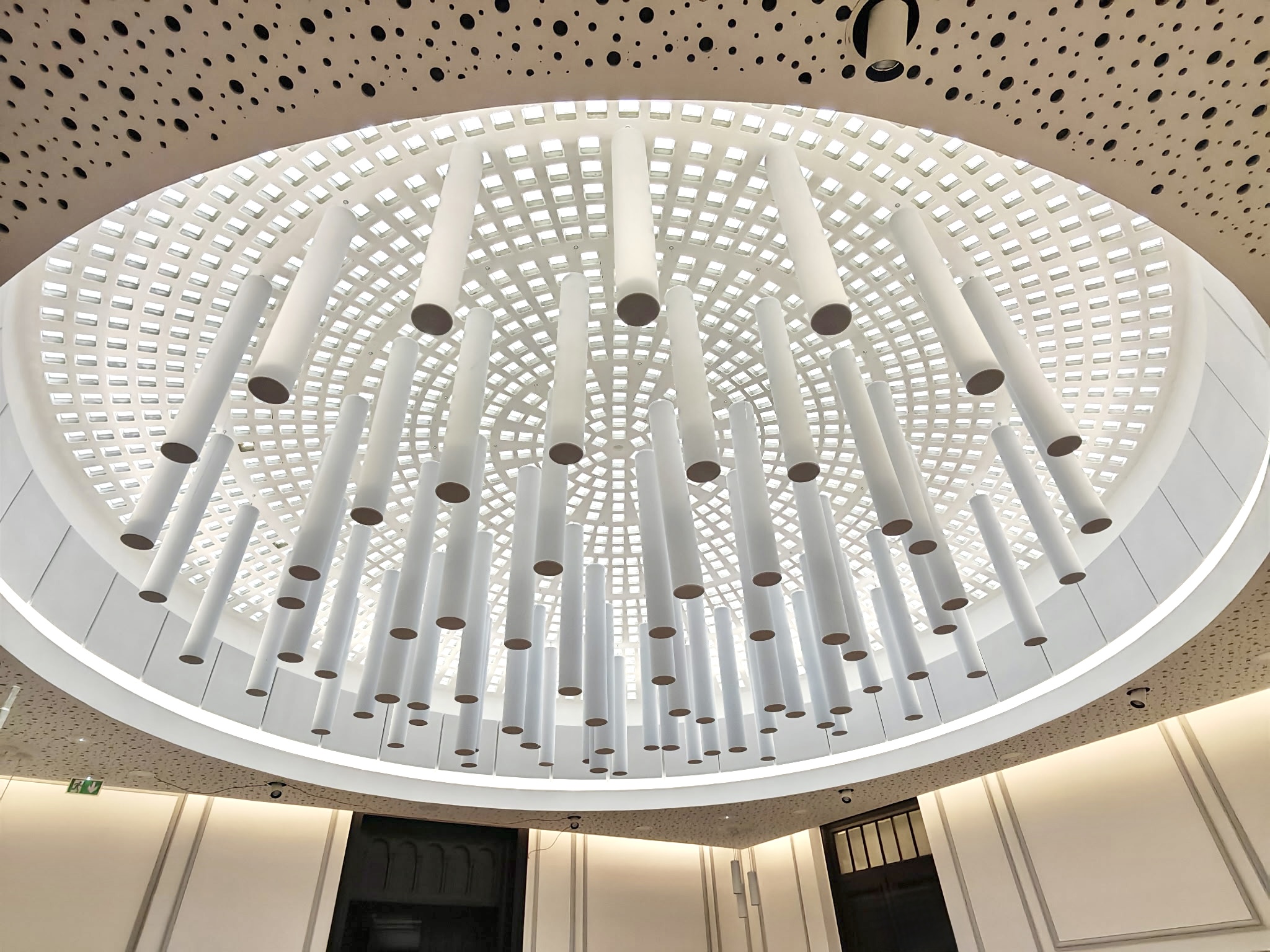 Capteurs acoustiques Rondo suspendus dans la rotonde du bâtiment Horloge