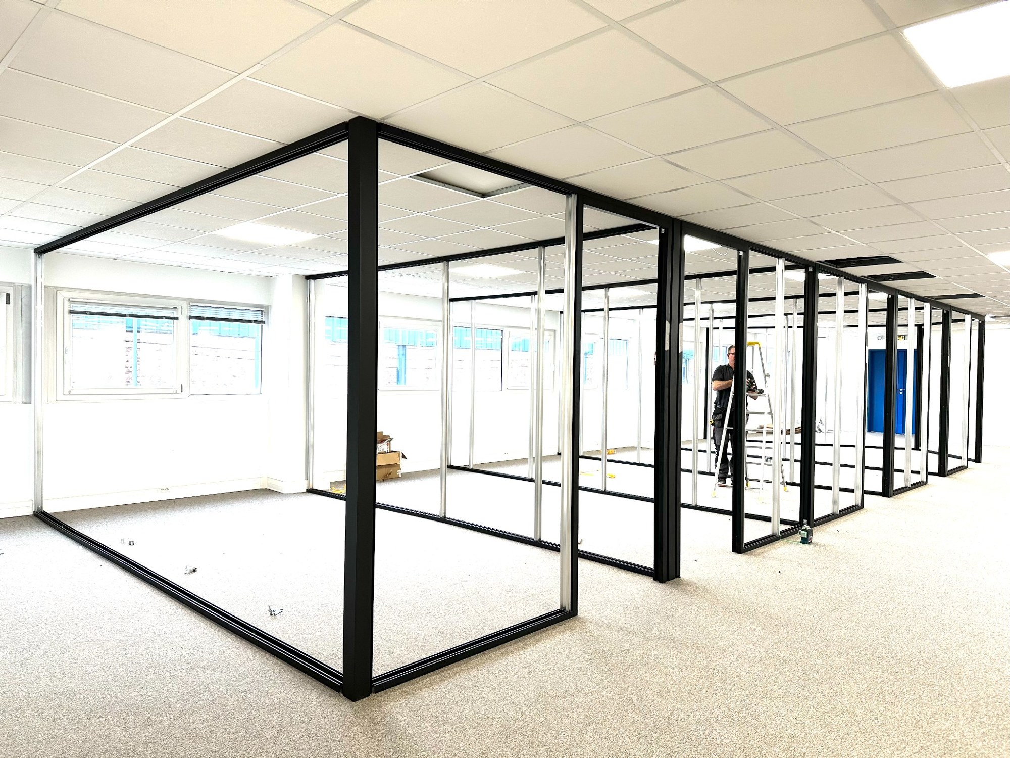 Les ossatures des cloisons en cours de montage à Saint-Denis