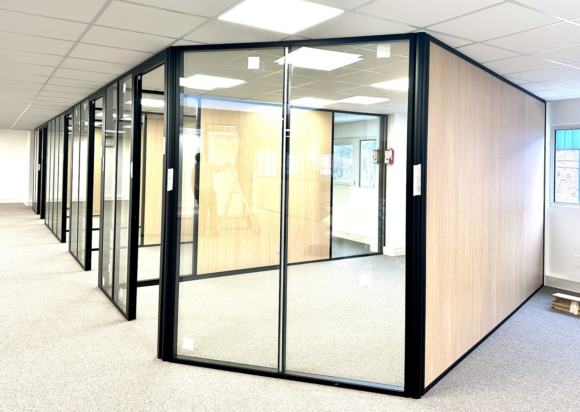Cloisons vitrées et pleines du plateau de bureaux à Saint-Denis